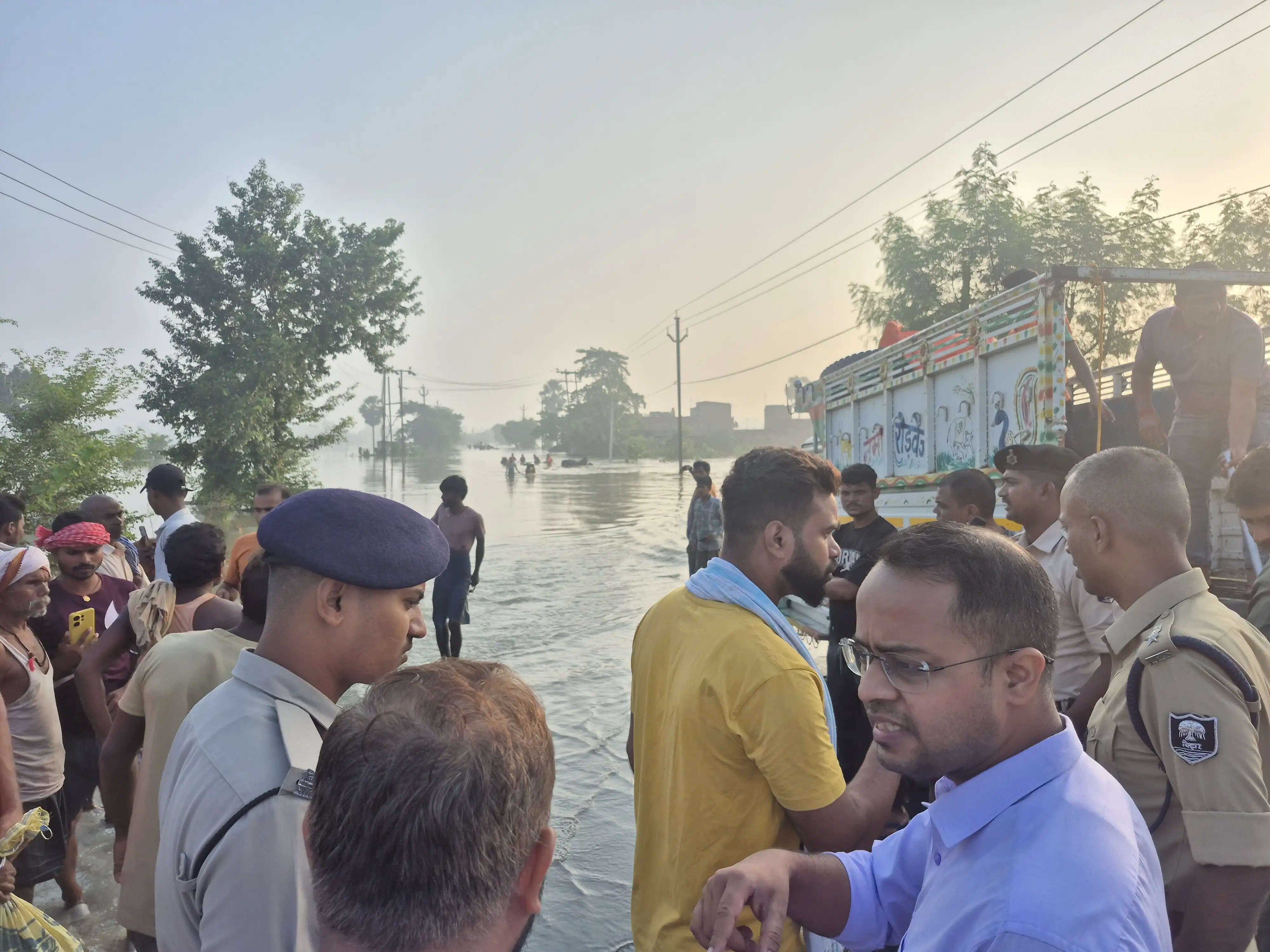 सारण के मकेर में राष्ट्रीय राजमार्ग 722 पर चढ़ा बाढ़ का पानी