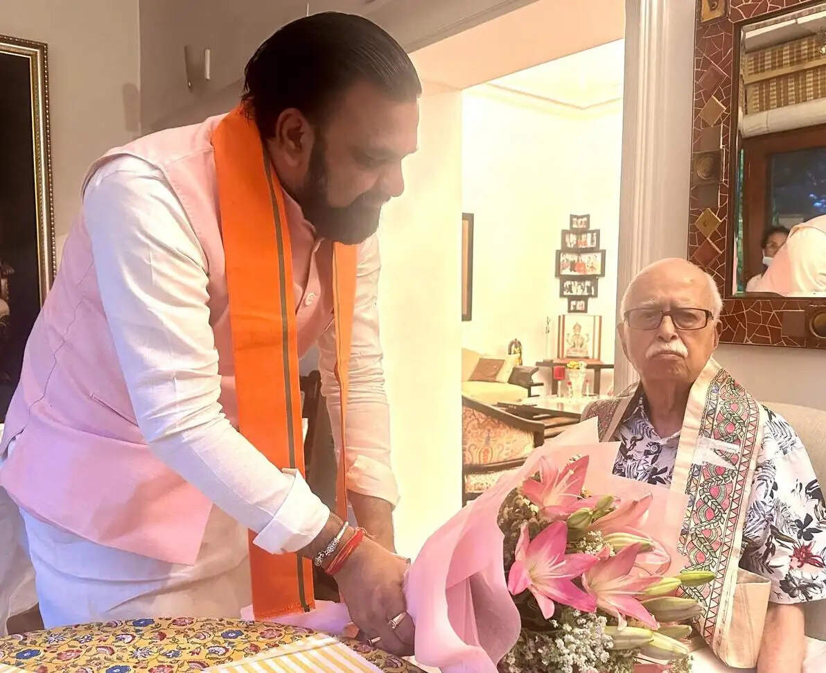 सम्राट चाैधरी ने भाजपा के वरिष्ठ नेता लालकृष्ण आडवाणी से मुलाकात कर लिया आशीर्वाद