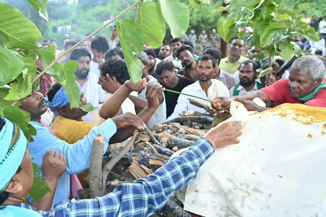 मां को मुखाग्नि देते ही फफक पड़े मुख्यमंत्री हेमंत सोरेन