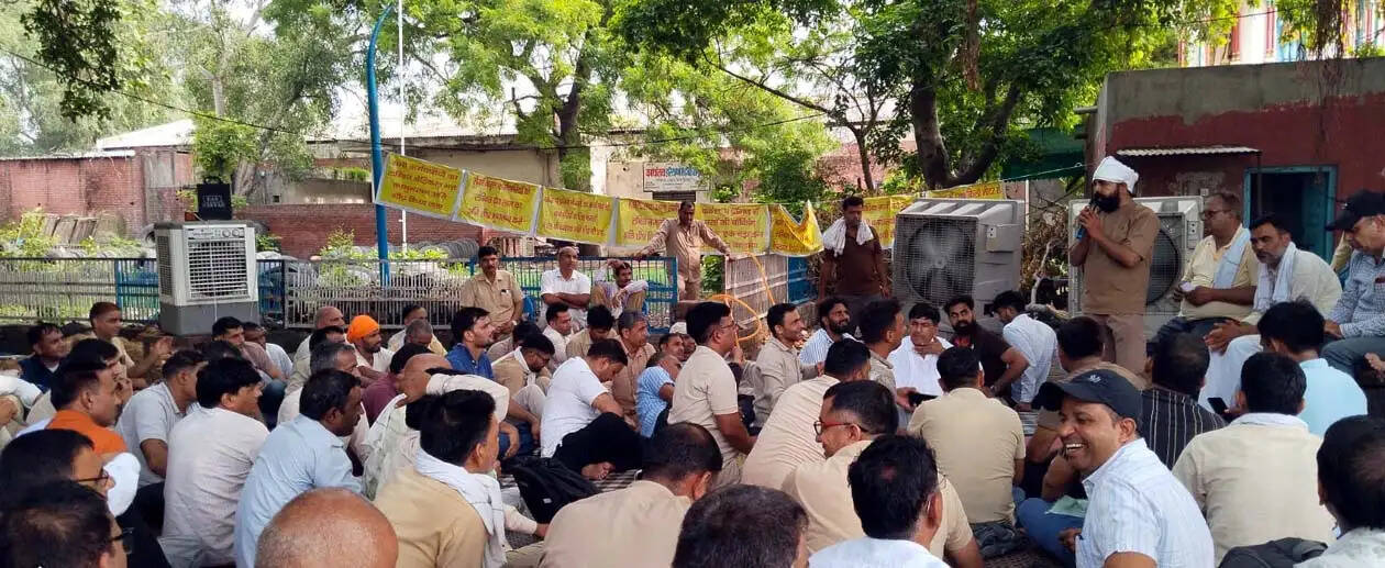 हिसार : रोडवेज कर्मचारियों ने रोका बसों का संचालन, धरना देकर की नारेबाजी