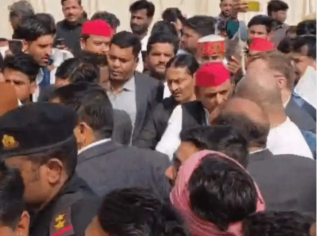 मुख्यमंत्री की विदेश यात्रा से नहीं आएगा निवेश : अखिलेश यादव