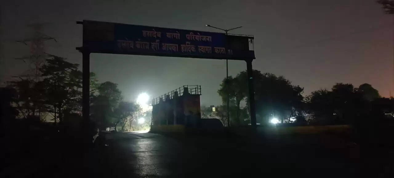 कोरबा : दो सौ प्लांट के सामने टर्निंग प्‍वांइट पर खराब स्ट्रीट लाइट, दुर्घटना की आशंका