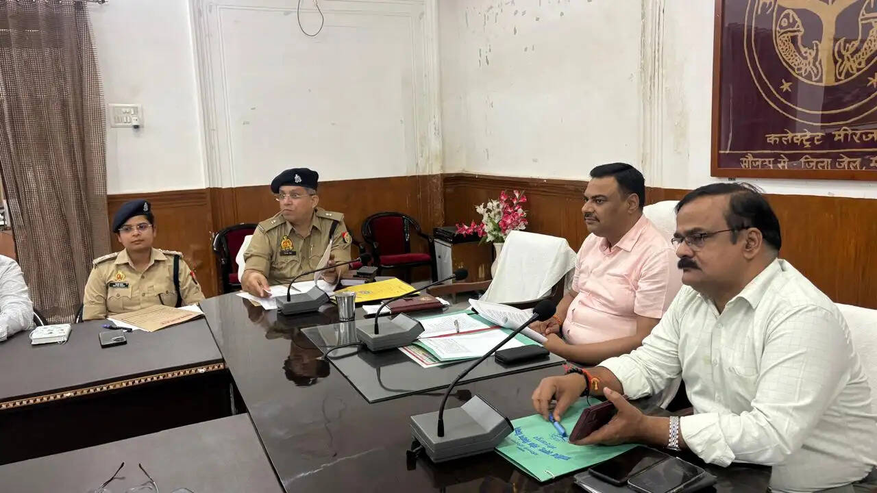 ‘गोल्डन ऑवर’ में मददगार बनें, मिलेगा इनाम: सड़क सुरक्षा बैठक में डीएम के सख्त निर्देश