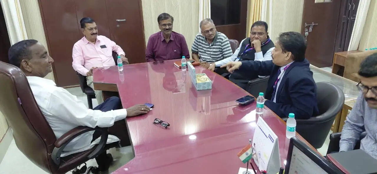 स्टेट बैंक ऑफ़ इंडिया डीजीएम सौम्य रंजन साहू&nbsp;ने&nbsp;श्रमिक हित में एसबीआई की स्कीमों पर की चर्चा