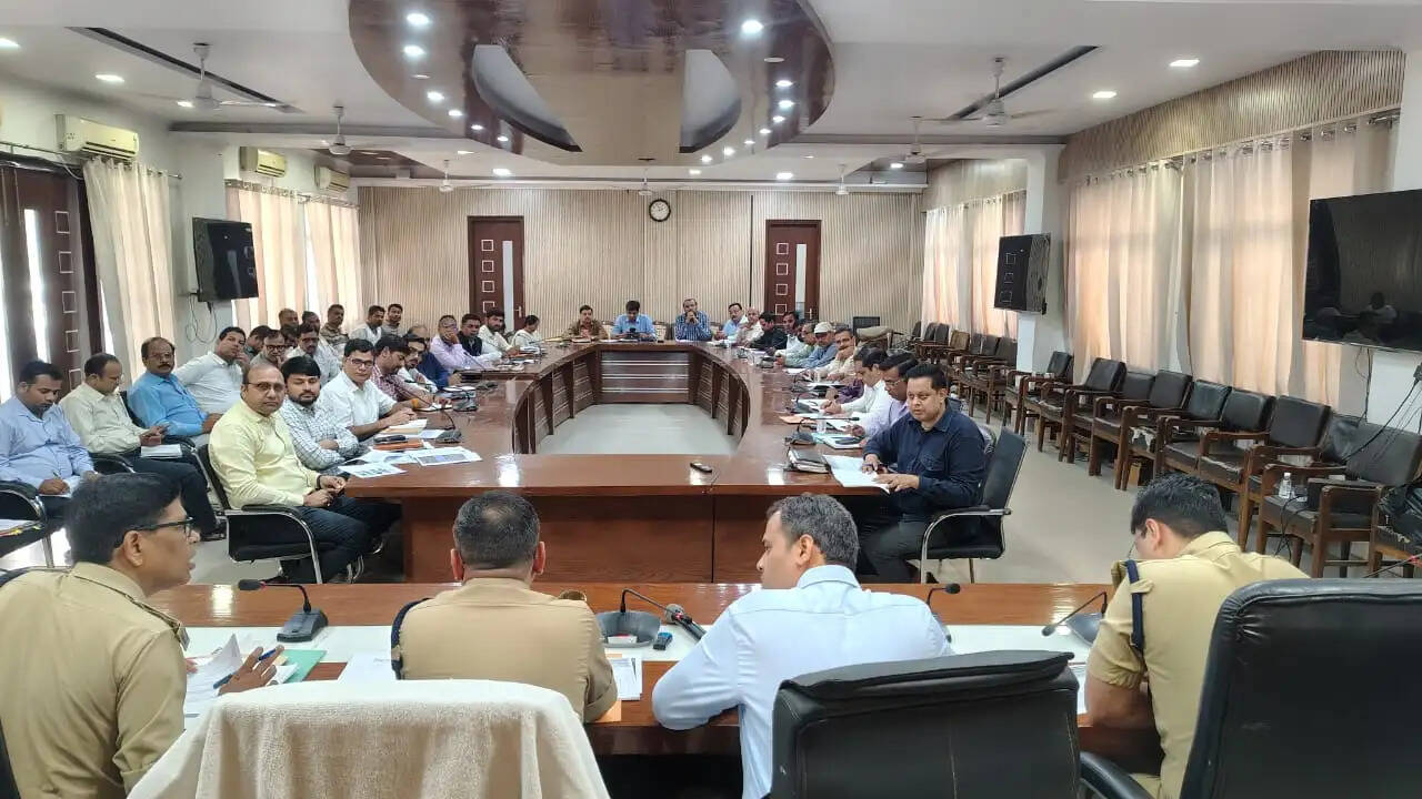 सड़क सुरक्षा समिति की बैठक में जिलाधिकारी के कड़े तेवर, बोले- स्कूली बसों के संबंध में मानकों का पालन हो