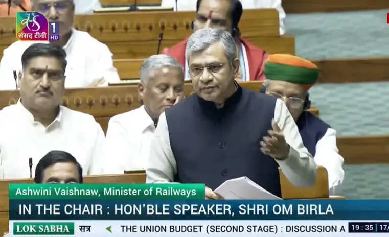 तेज, सुरक्षित और आधुनिक बन रहा भारतीय रेल नेटवर्क, आमजन की जरूरतों पर विशेष ध्यान: अश्विनी वैष्णव