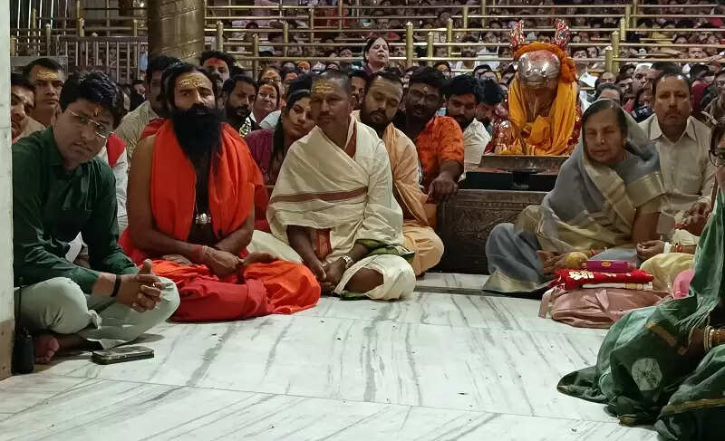 स्वामी रामदेव ने भगवान महाकाल के किए दर्शन, पहलगाम हमले पर बोले- 'पाकिस्तान को जरूर देना चाहिए जवाब'