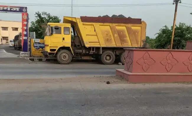 सीहोरः डंपर की टक्कर से बाइक सवार युवक की मौत, दो साथी घायल