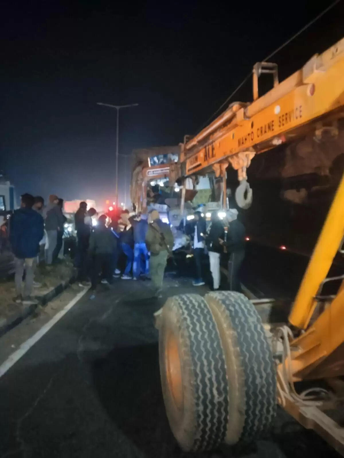 ट्रक ने ट्रेलर को पीछे से मारी टक्कर, केबिन में फंसा चालक