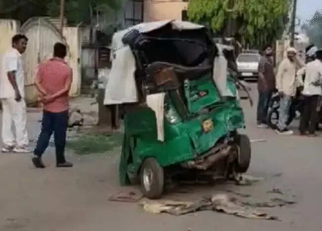 (अपडेट) मप्र के ग्वालियर में स्कॉर्पियो की टक्कर से ऑटो सवार एक ही परिवार के 5 लोगों की मौत