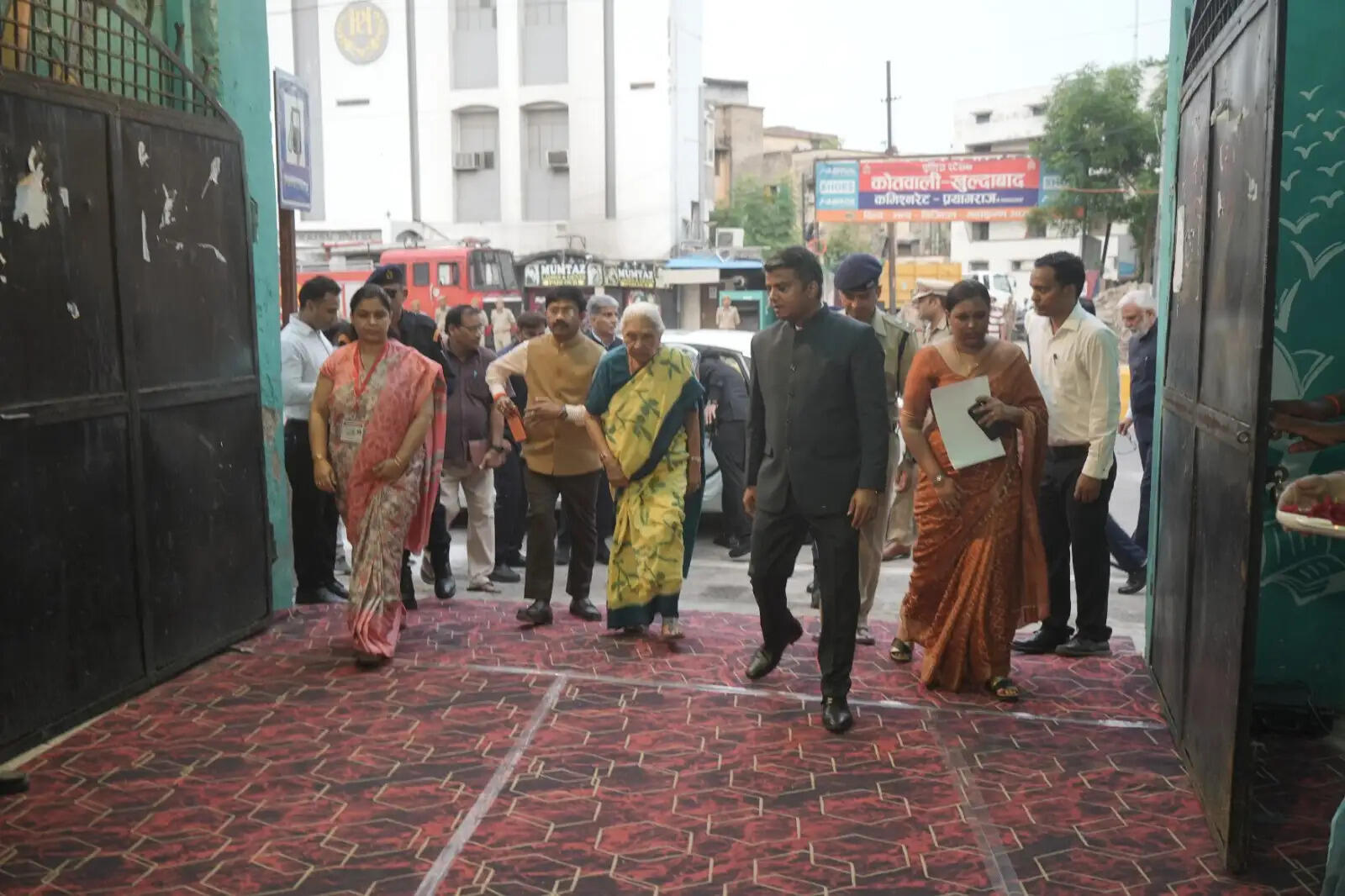 राज्यपाल आनंदीबेन पटेल ने बालिकाओं का बढ़ाया हौसला, बोलीं- शिक्षा, कौशल और सकारात्मक सोच से बनाएं उज्ज्वल भविष्य