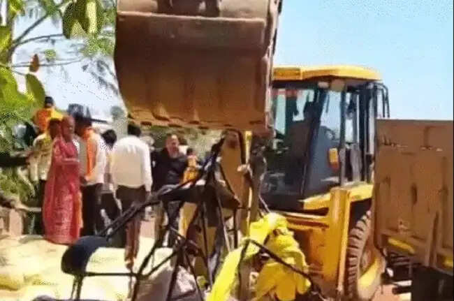 मप्र के शिवपुरी में ऑटो पर ट्रक पलटा, दूल्हा-दुल्हन समेत चार की मौत