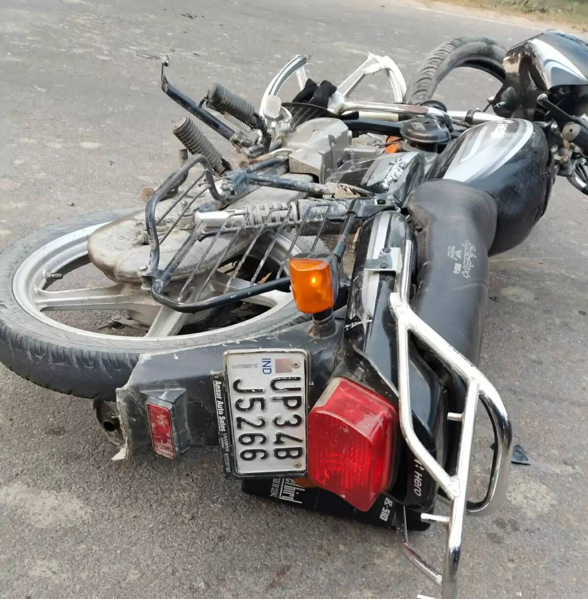 डीसीएम की टक्कर से मोटरसाइकिल सवार की मौत, दो घायल