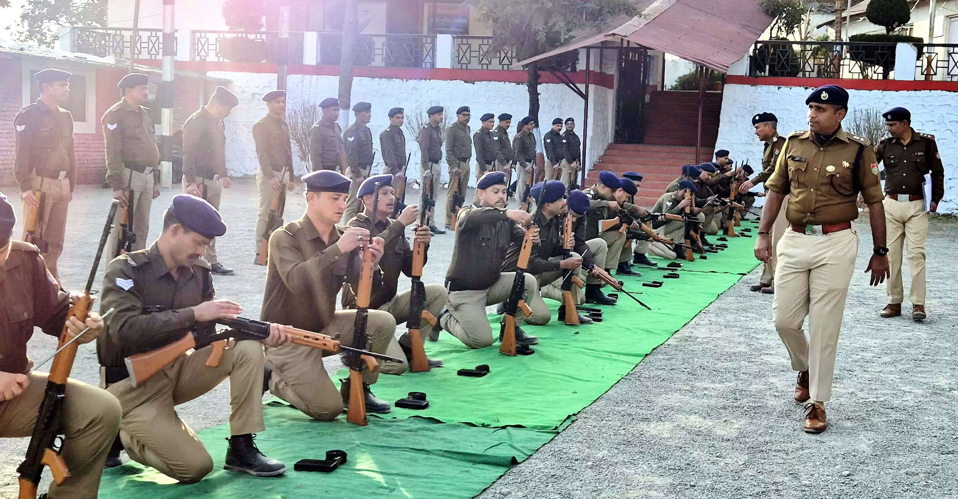 उत्कृष्ट शस्त्र संचालन के प्रदर्शन के लिए महिला आरक्षी रेखा और किरण को एसएसपी ने किया सम्मानित