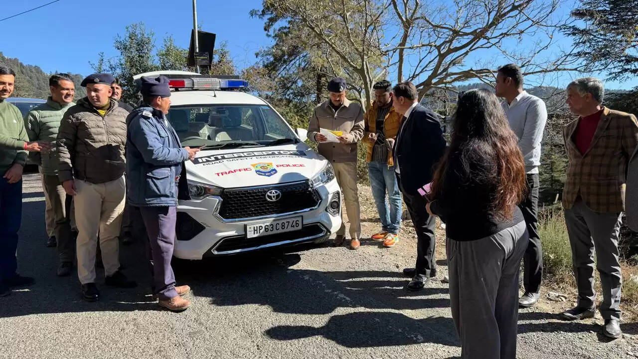 कुफरी में सड़क सुरक्षा अभियान, पर्यटकों को नियम पालन की हिदायत