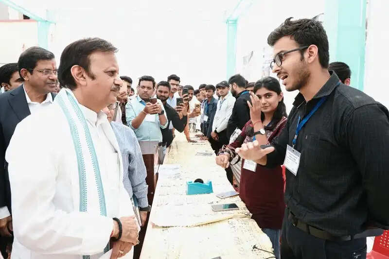 इंजीनियरिंग कालेज रीवा ने विन्ध्य की कई प्रतिभाओं को तराशा - उप मुख्यमंत्री शुक्ल