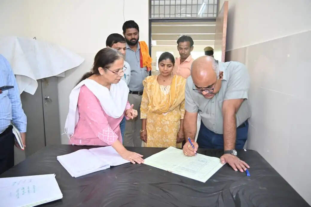बिठूर सीएचसी में दो डॉक्टर समेत तीन कर्मचारी मिले अनुपस्थित, जिलाधिकारी एक दिन का वेतन काटने के दिए निर्देश