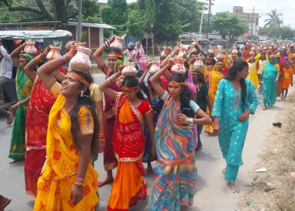 नागपंचमी पर विषहरी मंदिर से निकली कलश शोभायात्रा,मंदिर में शिवलिंग स्थापित
