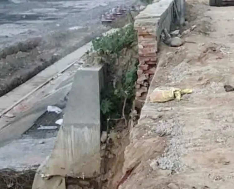 घाटों के लिए सिकुड़ रहा गंगनहर का दायरा, आबादी की सुरक्षा पर उठे सवाल