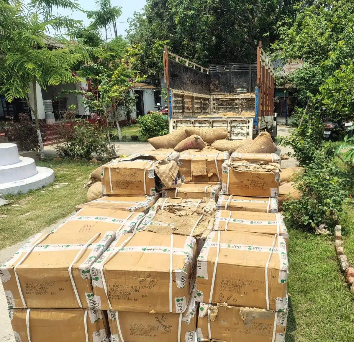 800 लीटर कोडिन कफ सिरप के साथ दो तस्कर गिरफ्तार,47,500 रूपये भी बरामद