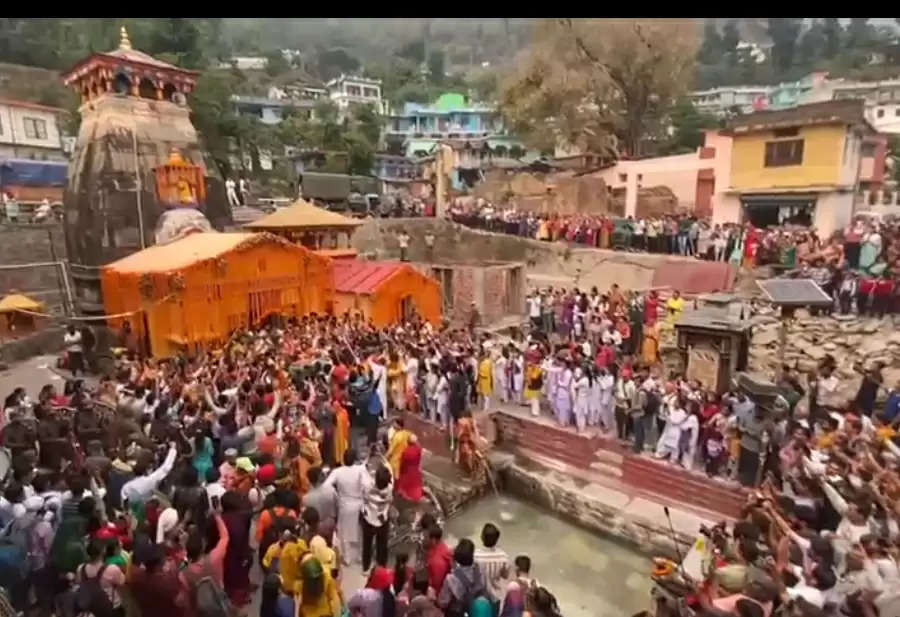 बाबा केदार की पंचमुखी डोली का विश्वनाथ मंदिर से दूसरे पड़ाव फाटा को हुआ प्रस्थान