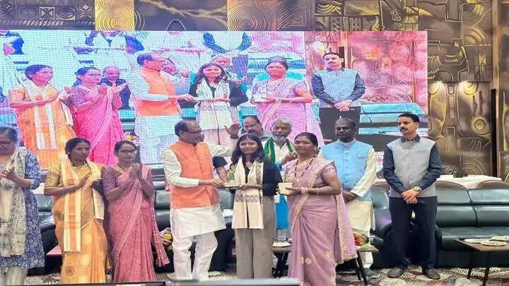 हर गांव के प्रत्येक परिवार को आजीविका से जोड़कर गांवों को बनाएंगे गरीबी मुक्त: शिवराज सिंह चौहान