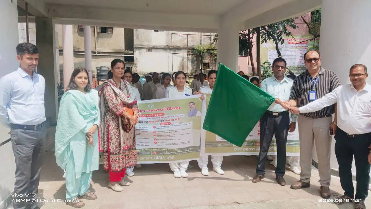 सर्पदंश से बचाव को लेकर सदर अस्पताल से निकली जागरूकता रैली