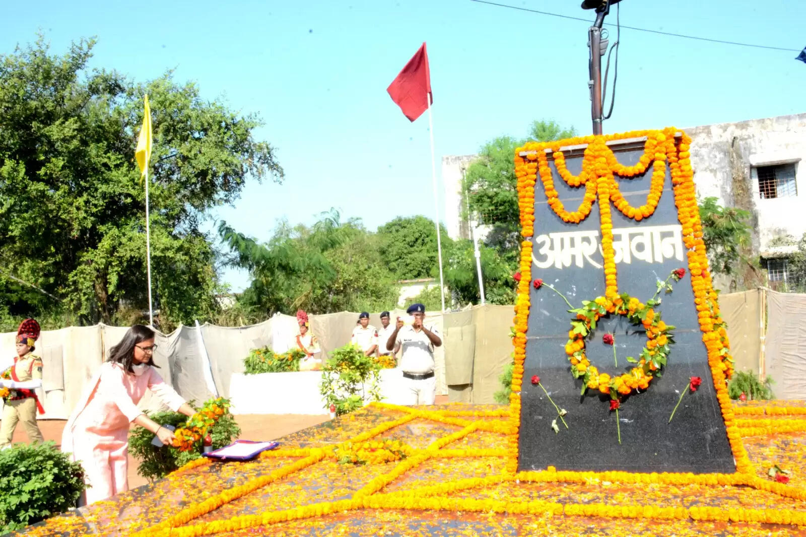 कलेक्टर, पुलिस अधीक्षक व शहीद परिवार के सदस्यों ने पुष्पचक्र अर्पित कर शहीदों को किया नमन