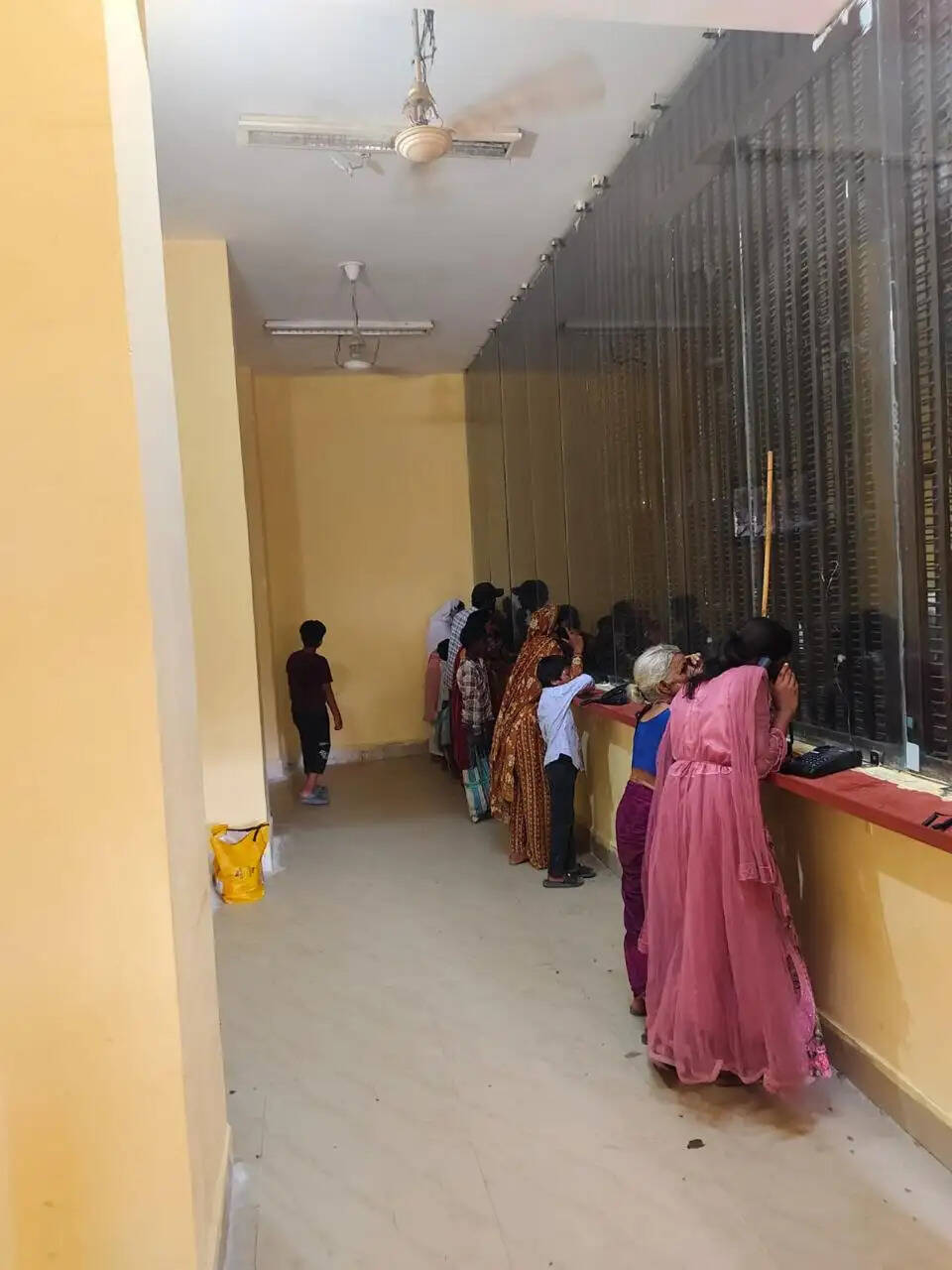 मंडल कारा के मुलाकाती कक्ष में मजबूत कांच के साथ 15 सेट टेलीफोन अधिष्ठापित