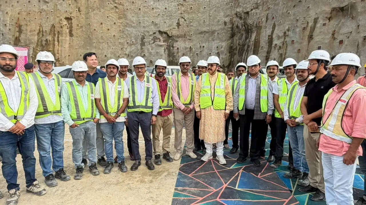 महाराज ने किया निर्माणाधीन जमरानी बांध का निरीक्षण