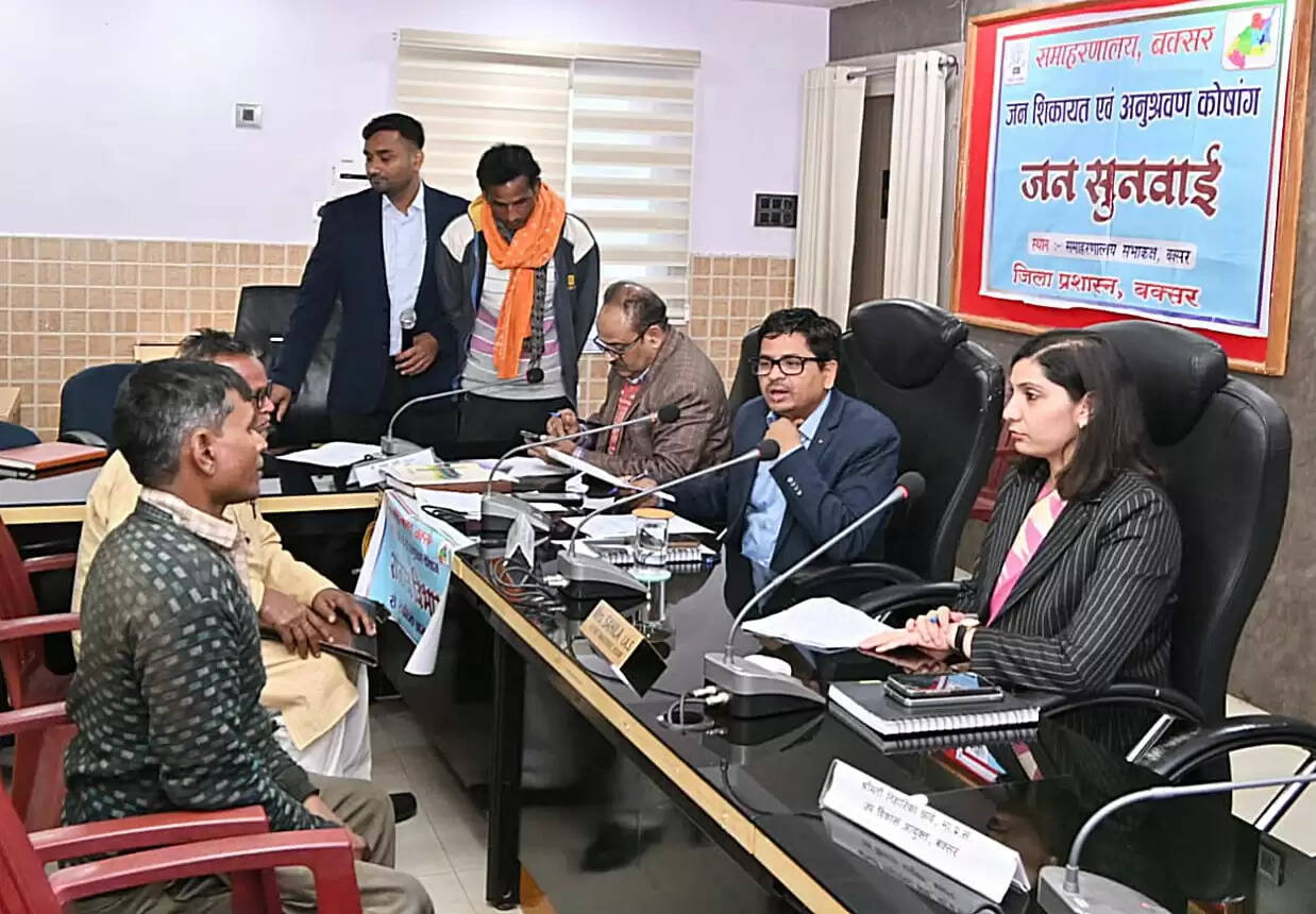 डीएम ने जनता दरबार में 44 मामलों की सुनवाई, त्वरित कार्रवाई के निर्देश