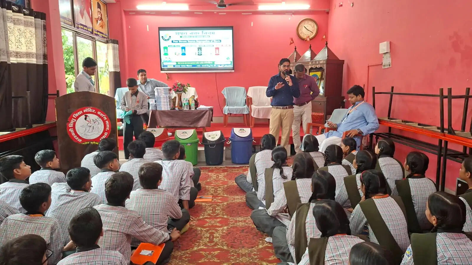 स्वच्छता जागरूकता कार्यक्रम आयोजित उत्कृष्ट छात्र हुए पुरस्कृत
