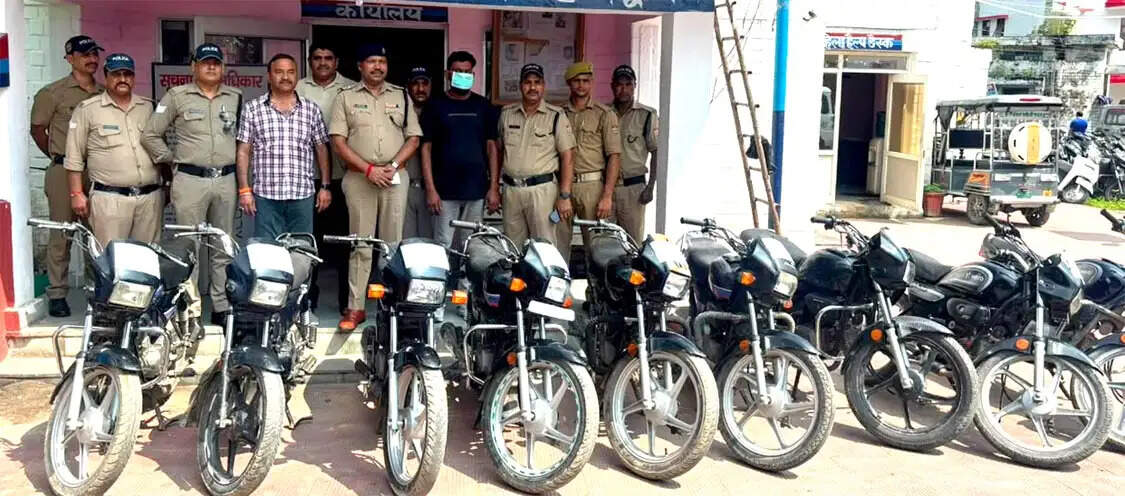 पुलिस के हत्थे चढ़ा शातिर वाहन चोर, 9 बाइक और पार्ट्स बरामद