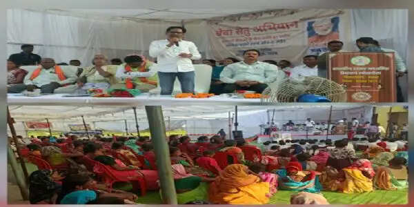 खोरखोसा सेवा सेतु शिविर में बस्तर सांसद ने हितग्राहियों को सौंपी योजनाओं की सौगात