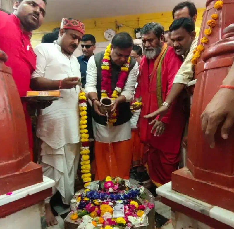 असम के मुख्यमंत्री हिमंत पहुंचे मप्र, माँ पीताम्बरा पीठ में की पूजा अर्चना