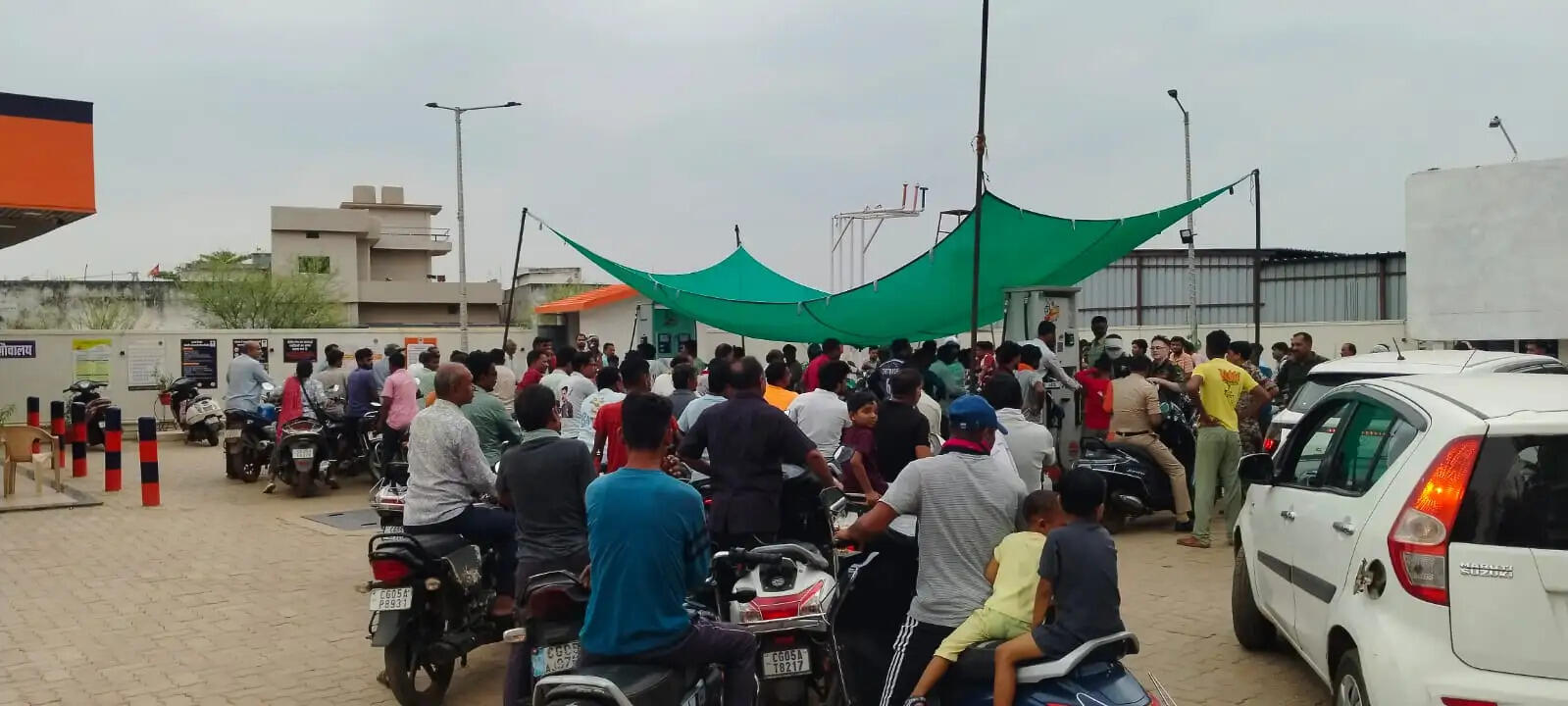पेट्रोल-डीजल की किल्लत से पंपों पर उमड़ी भीड़