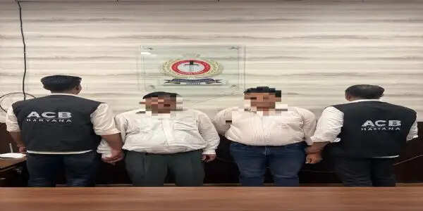 फरीदाबाद : एक लाख की रिश्वत लेते ईटीओ व चालक गिरफ्तार