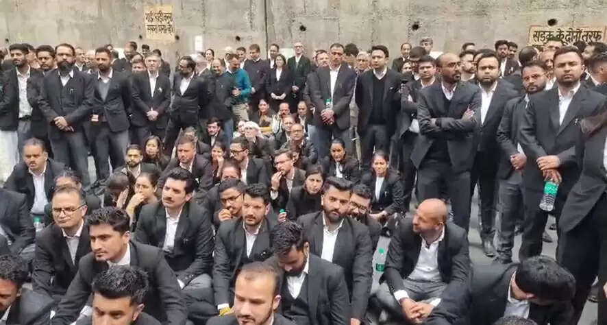 मारपीट मामले में हाईकोर्ट वकीलों का फूटा गुस्सा, छोटा शिमला थाने का किया घेराव