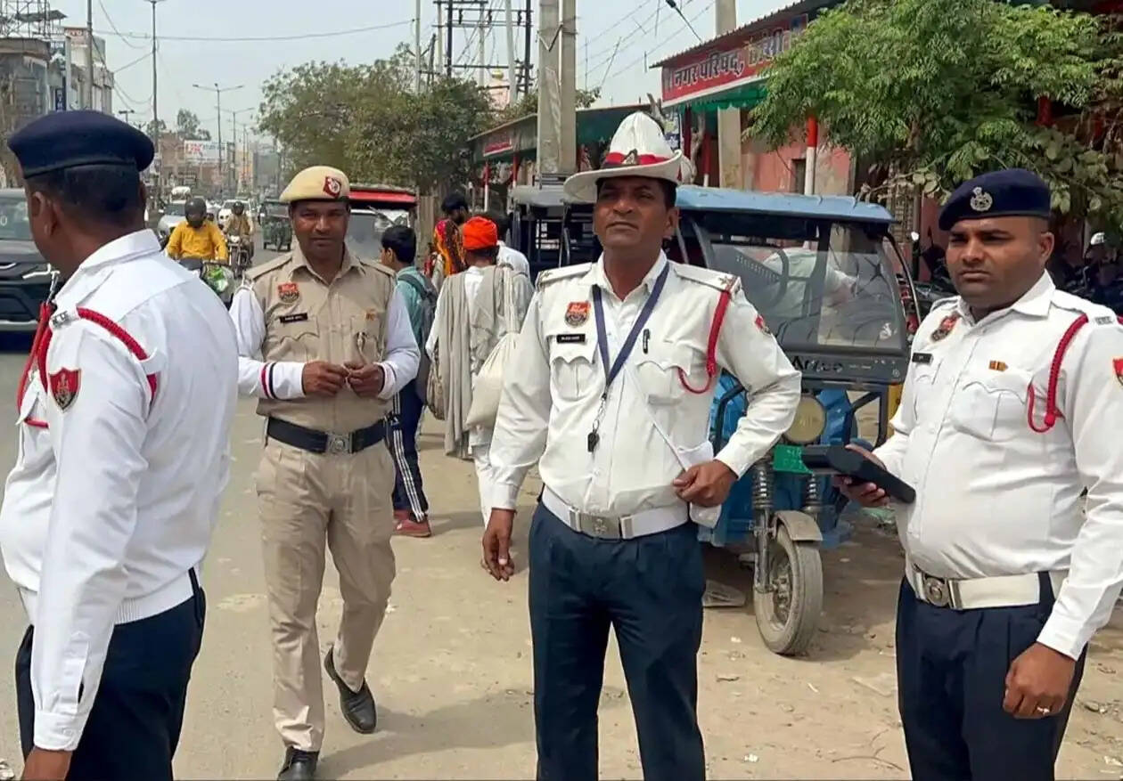 हांसी में जांच के दौरान पुलिस ने पकड़ी जाली नंबर प्लेट लगी बाइक