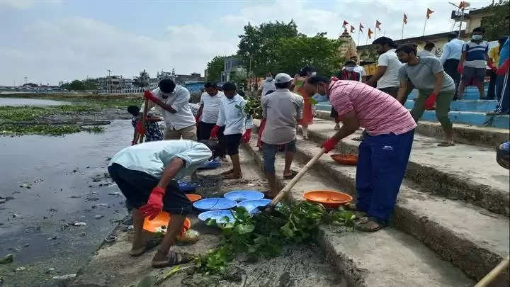 खरगोनः जंल गंगा संवर्धन अभियान के तहत कुंदा नदी पर श्रमदान कर निकाली जलकुंभी