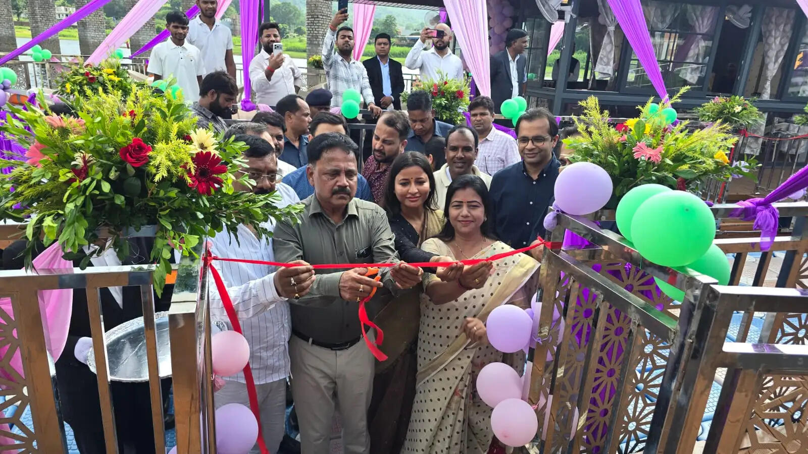 पतरातू डैम में बना फ्लोटिंग रेस्टोरेंट और म्यूजिकल फाउंटेन, मंत्री ने किया उदघाटन