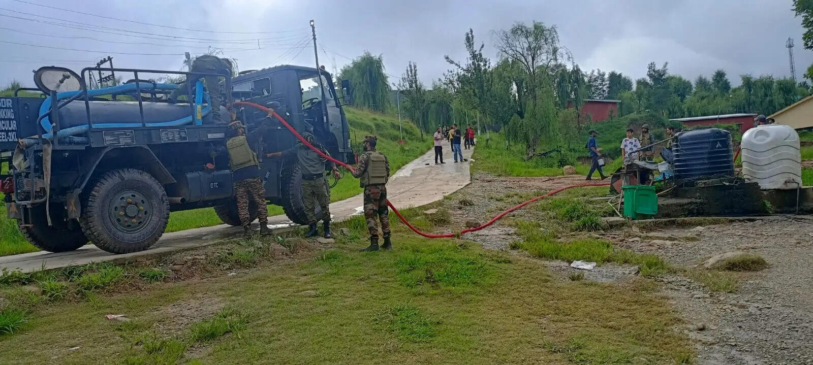 भारी बारिश के बाद जल संकट से जूझ रहे नवोदय विद्यालय की सेना ने की मदद, उपलब्ध कराया पानी का स्टोरेज टैंक