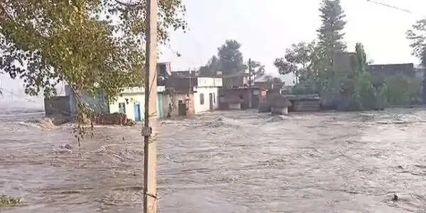 नेपाल की बारिश से उत्तर बिहार की नदियां उफान पर, पांच जिलों के निचले क्षेत्र में तेजी से फैल रहा बाढ़ का पानी