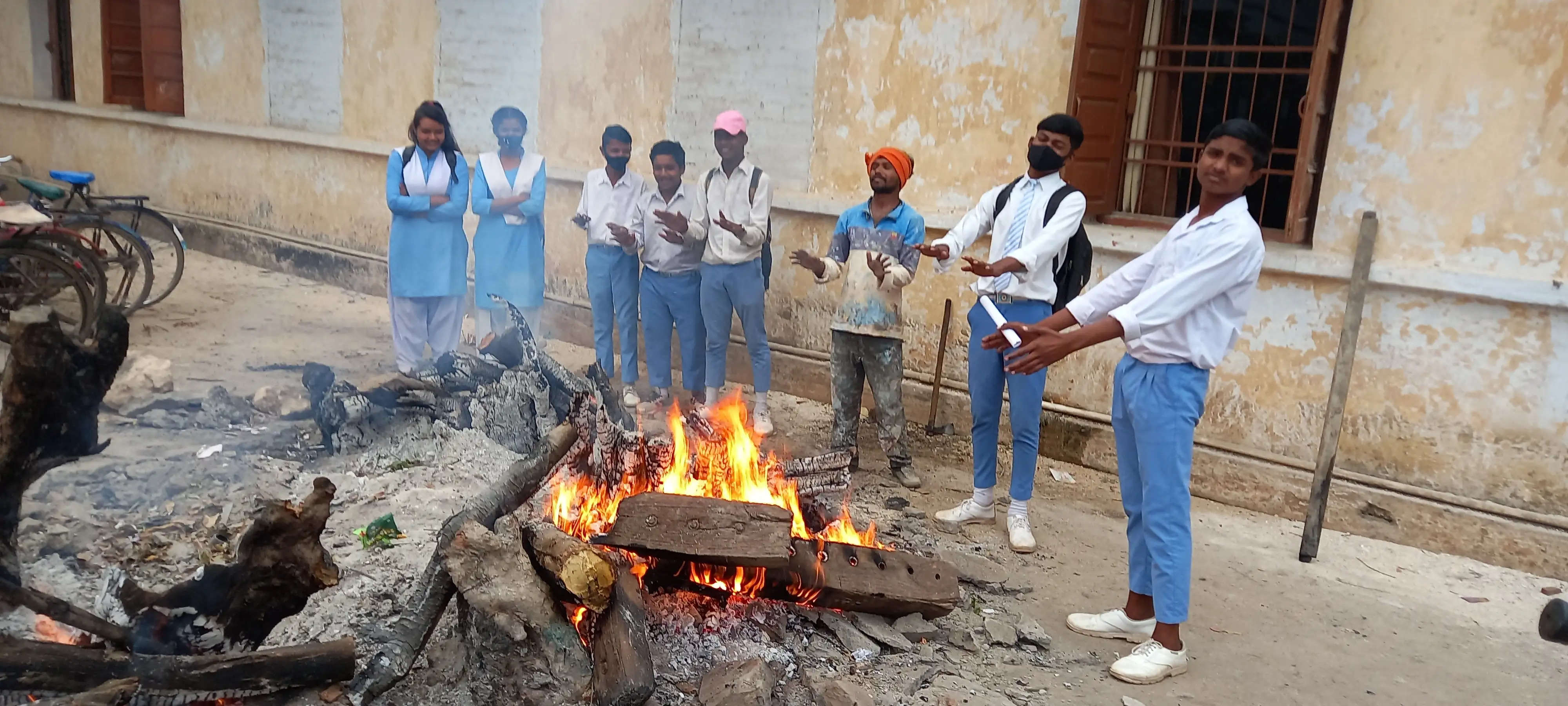 धमतरी : मौसम में परिवर्तन, ठंड से ठिठुरा शहर, चौक-चौराहों पर अलाव की व्यवस्था