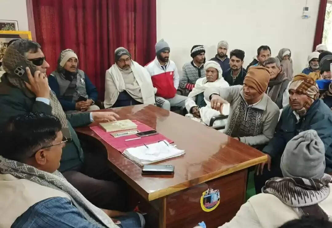 विधायक से मिले बिजली आपूर्ति से परेशान किसान