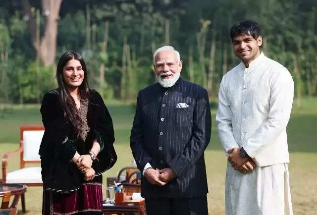 नीरज चोपड़ा ने पत्नी के साथ प्रधानमंत्री से की मुलाकात