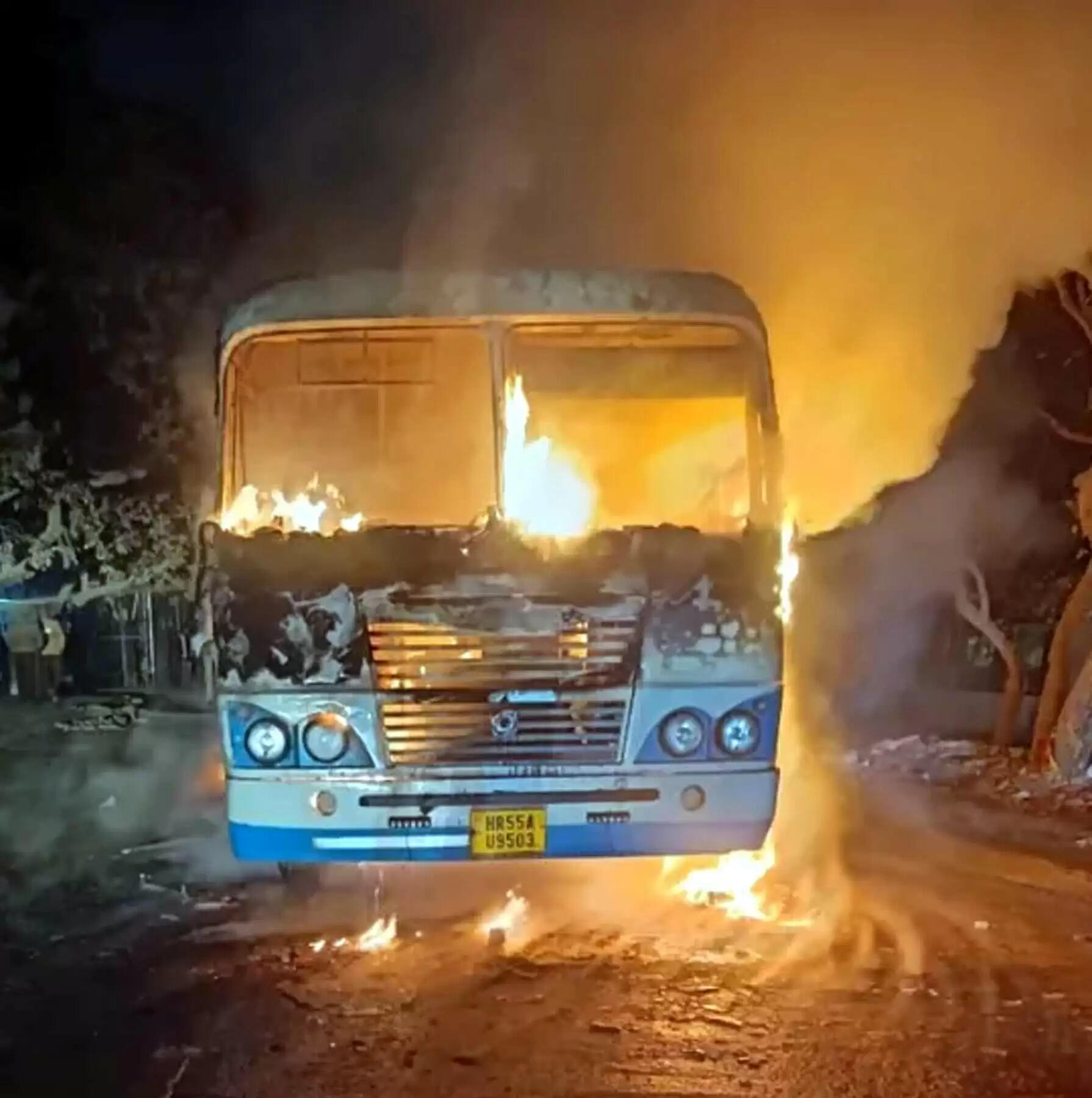 गुरुग्राम:रोडवेज की बस में लगी आग,बाल-बाल बचे यात्री