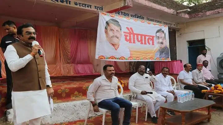 जबलपुरः मंत्री राकेश सिंह ने चौपाल कर सुनी लोगों की समस्याएं, बोले- जनहित के लिए होते रहेंगे विकास कार्य