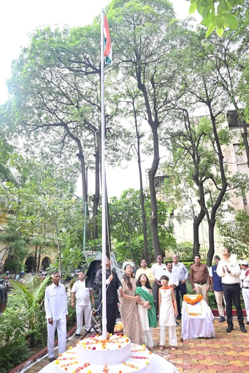 कलेक्टोरेट परिसर में ध्वजारोहण कर कलेक्टर ने दी स्वतंत्रता दिवस की बधाई