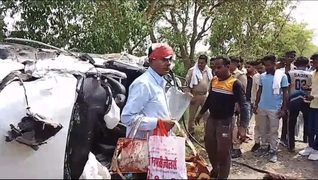 तेल टैंकर और कार की टक्कर में नई नवेली दुल्हन सहित चार की मौत,एक घायल